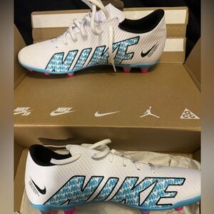 BRAND NEW!!!2023
Mercurial Vapor 15 Club MG 'Blast Pack' soccer cleats